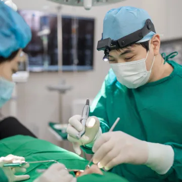 서울디테일치과 환자에게 맞는 수술 유도장치를 수술 전 구강에 장착한 뒤 계획한 위치에 안전하고 정확하게 수술합니다